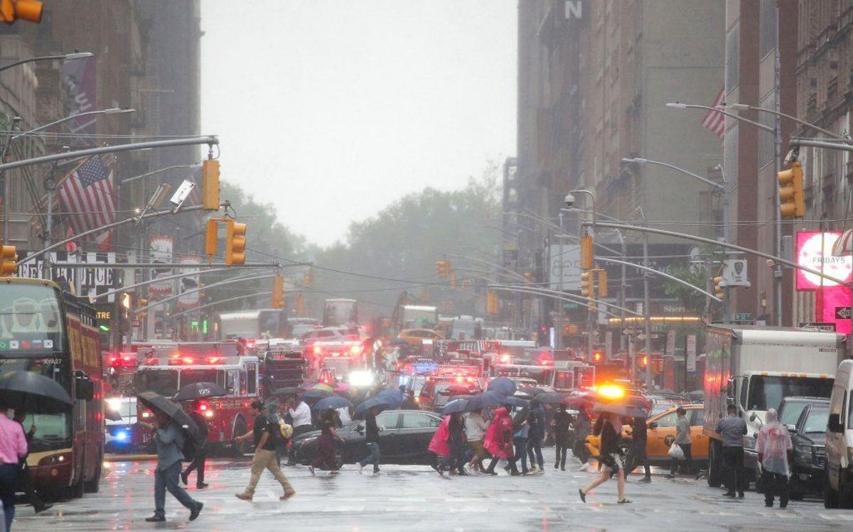 En helikopter har ramt en bygning i New York: KLIK for flere billeder. Foto: Brendan McDermid/Scanpix.