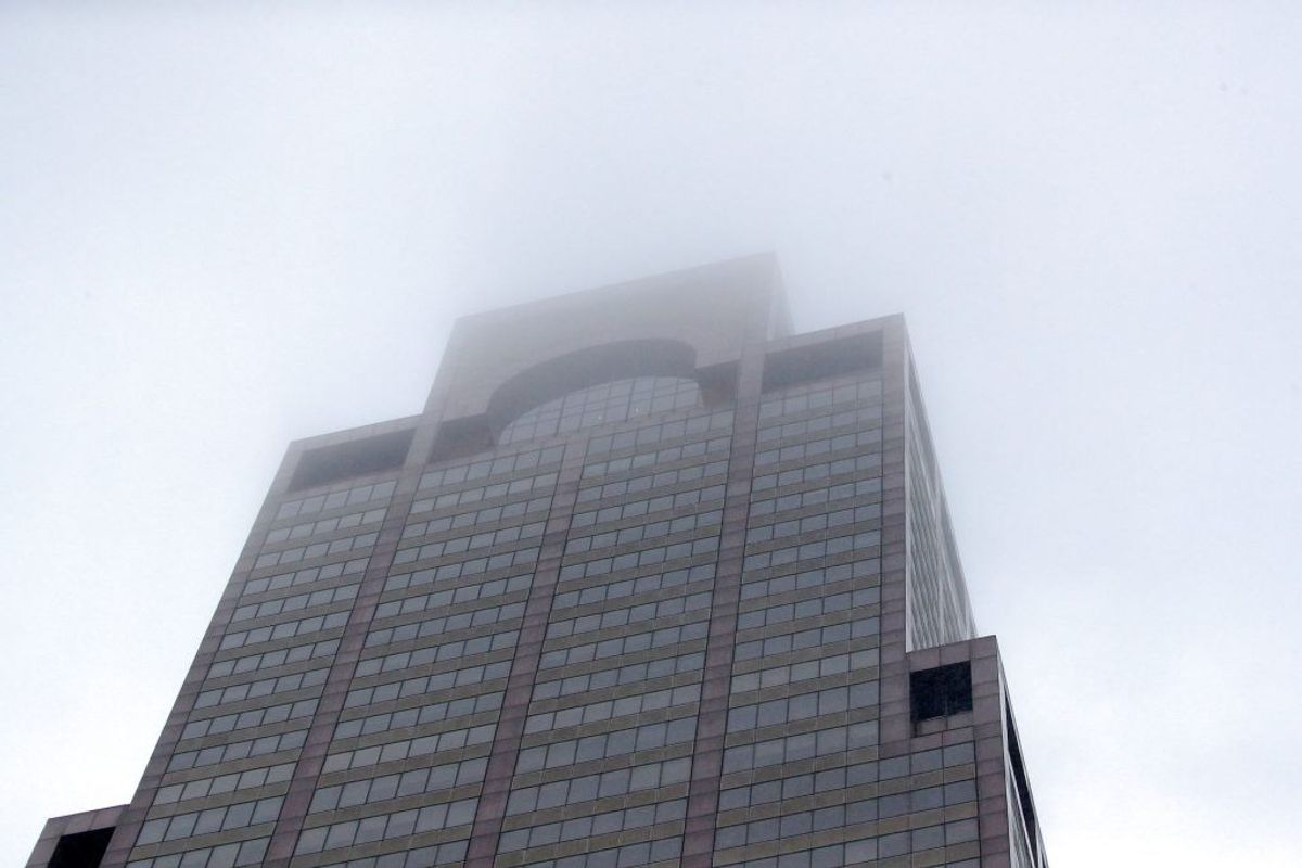 En helikopter har ramt en bygning i New York: KLIK for flere billeder. Foto: Brendan McDermid/Scanpix.