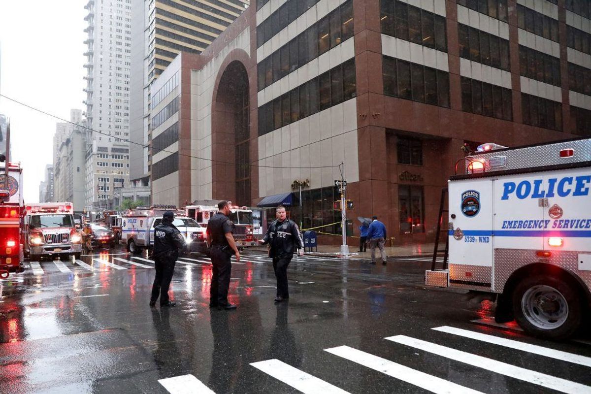 En helikopter har ramt en bygning i New York: KLIK for flere billeder. Foto: Brendan McDermid/Scanpix.