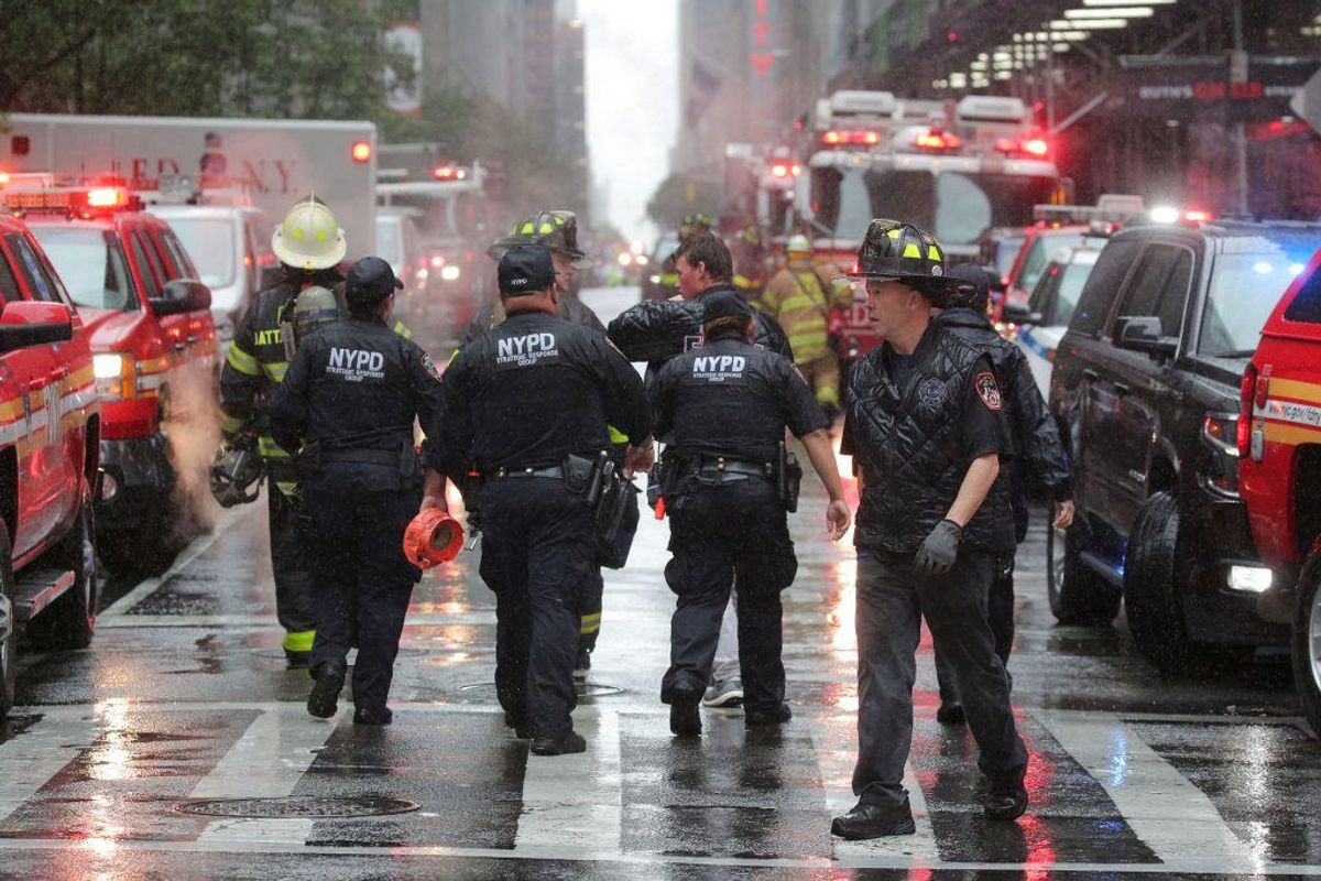 En helikopter har ramt en bygning i New York: KLIK for flere billeder. Foto: Brendan McDermid/Scanpix.