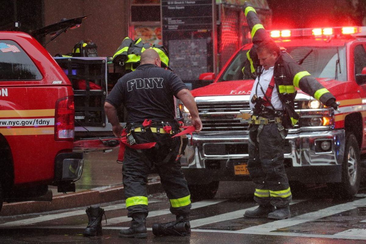 En helikopter har ramt en bygning i New York. Foto: Brendan McDermid/Scanpix.