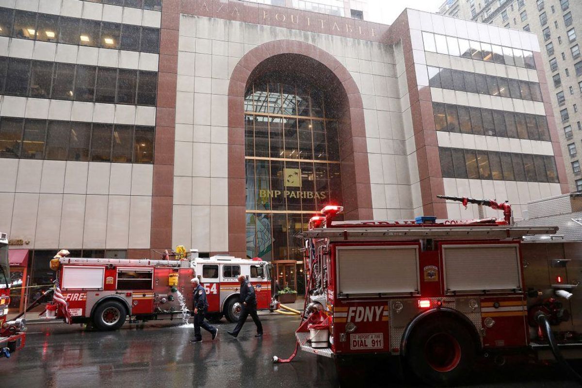 En helikopter har ramt en bygning i New York. Foto: Brendan McDermid/Scanpix.