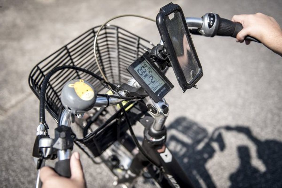 Man må køre op til 25 kilometer i timen på en elcykel på offentlige veje, mens det er tilladt at køre op til 45 kilometer i timen på speed pedelecs, når man er fyldt 15 år og opfylder andre krav i forsøgsordningens lovgivning. (Arkivfoto). Foto: Mads Claus Rasmussen/Scanpix
