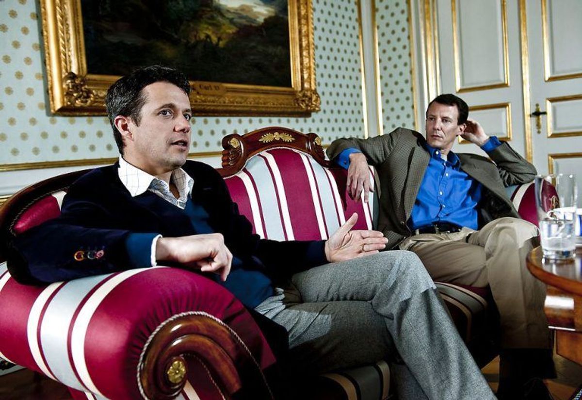 (ARKIV) Prins Joachim og kronprins Frederik på Amalienborg, den 8. april 2010. Den 7. juni fylder prins Joachim 50 år. Hans liv fortælles her i otte kapitler. Fra skilsmissen, til den nye familie. Fra Schackenborg, til militæruddannelse i Paris. Det skriver Ritzau, onsdag den 29. maj 2019.. (Foto: KELD NAVNTOFT/SCANPIX/Ritzau Scanpix)