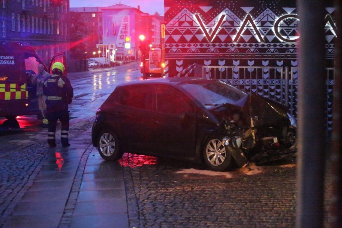 En kvinde forulykkede i et formodentligt solouheld tirsdag morgen i Valby. Hun ramte væggen af en bygning på Toftegårds Allé. Klik videre for flere billeder. Foto: Mathias Øgendal