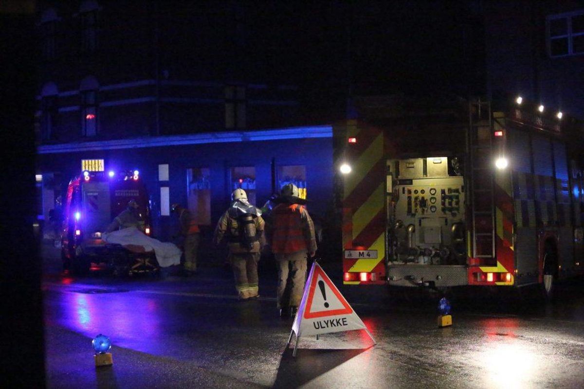 En kvinde forulykkede i et formodentligt solouheld tirsdag morgen i Valby. Hun ramte væggen af en bygning på Toftegårds Allé. Foto: Mathias Øgendal