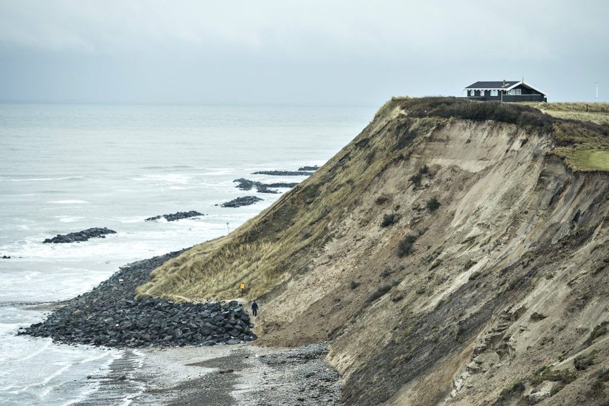 Fire personer er tiltalt for tilbage i 2016 at have betalt for flere læs granitsten, der blev lagt ud på stranden ved Lønstrup. Arkivfoto: Henning Bagger/Scanpix.