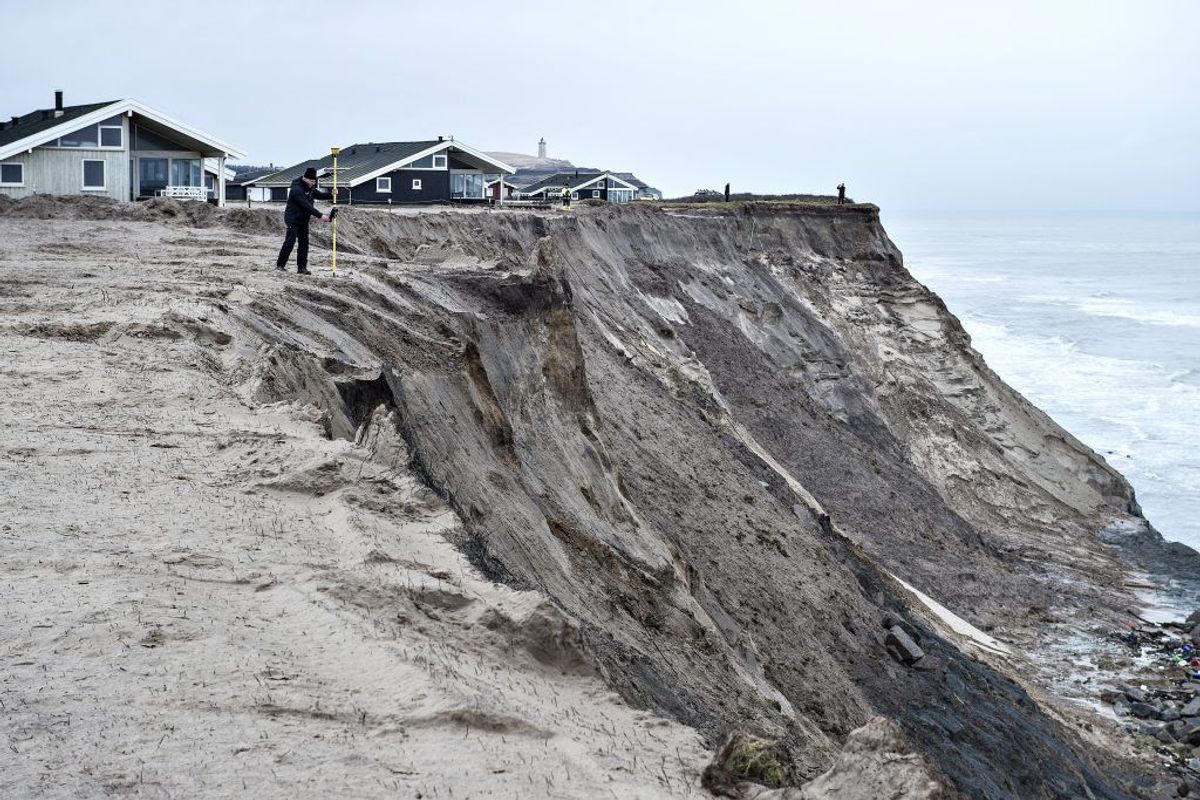 Flere gange er der foretaget tilsyneladende ulovlig kystsikring ved stranden syd for Lønstrup, hvor havet æder af klinten. Arkivfoto: Henning Bagger/Scanpix. KLIK for mere.