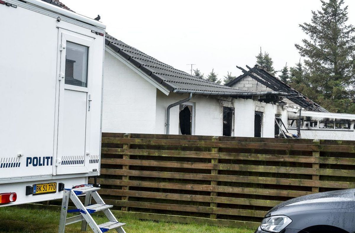 Brandteknikere og folk fra Beredskabstyrelsen er igang med at undersøge brandstedet i Blåvand torsdag den 30 maj 2019. Også e mobil politistation er kørt til byen.(Foto: JOHN RANDERIS/Ritzau Scanpix)
