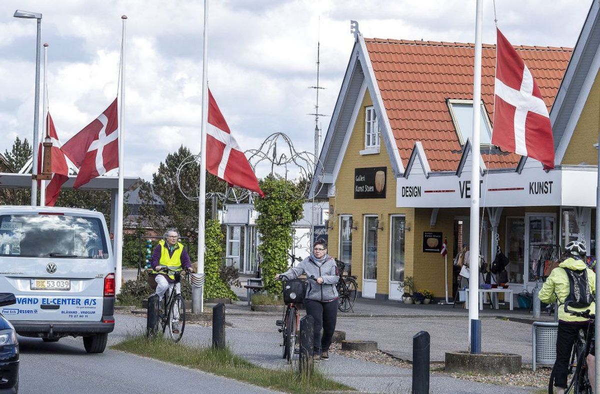 Byen har flaget på halvt på grund af de tragiske omstændigheder. (Foto: John Randeris/Ritzau Scanpix)