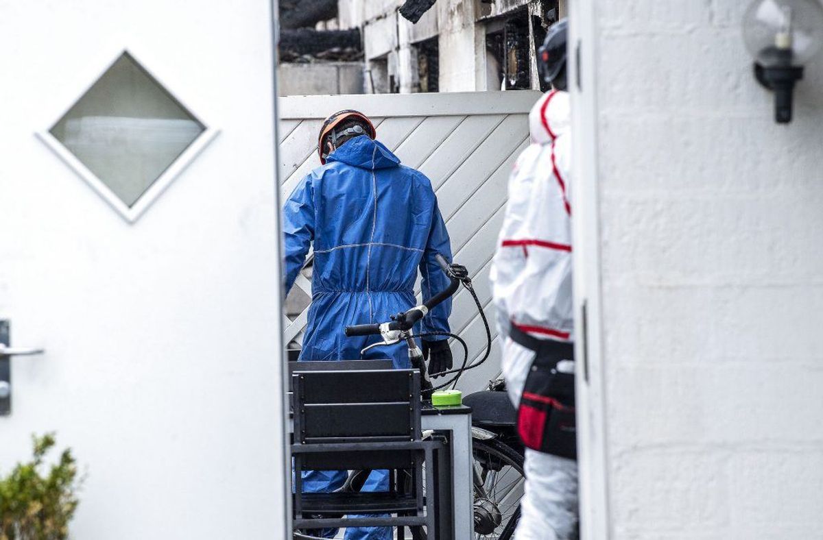 Brandteknikere og folk fra Beredskabstyrelsen er igang med at undersøge brandstedet i Blåvand torsdag den 30 maj 2019. To personer er fundet døde og en 19-årig tysker er sigtet for drab.. (Foto: John Randeris/Ritzau Scanpix)