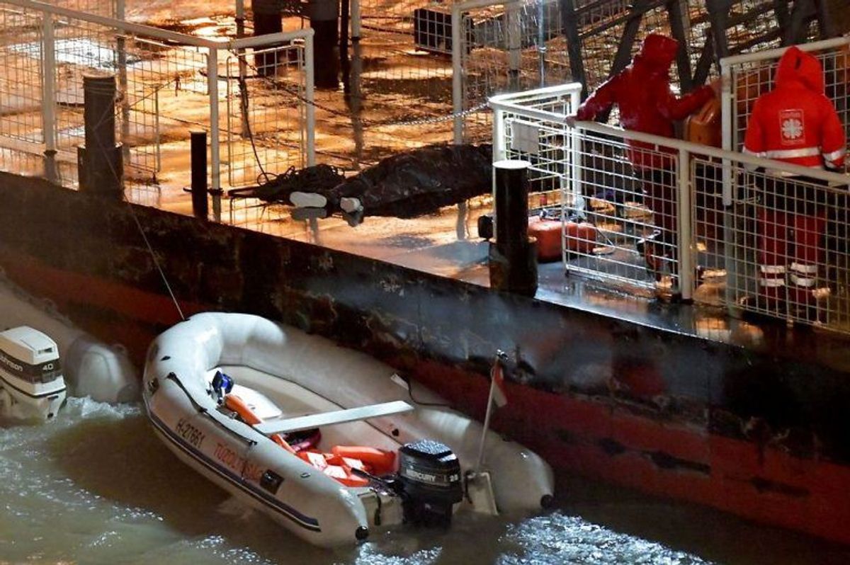 A victim’s body is covered by a black plastic at Danube River close to the National Theatre of Budapest on May 29, 2019. – A river boat used for tourism capsized in the Hungarian capital on May 29, 2019 with dozens of people on board, and a rescue effort was underway as 3 people died and 16 others missing. (Photo by GERGELY BESENYEI / AFP)