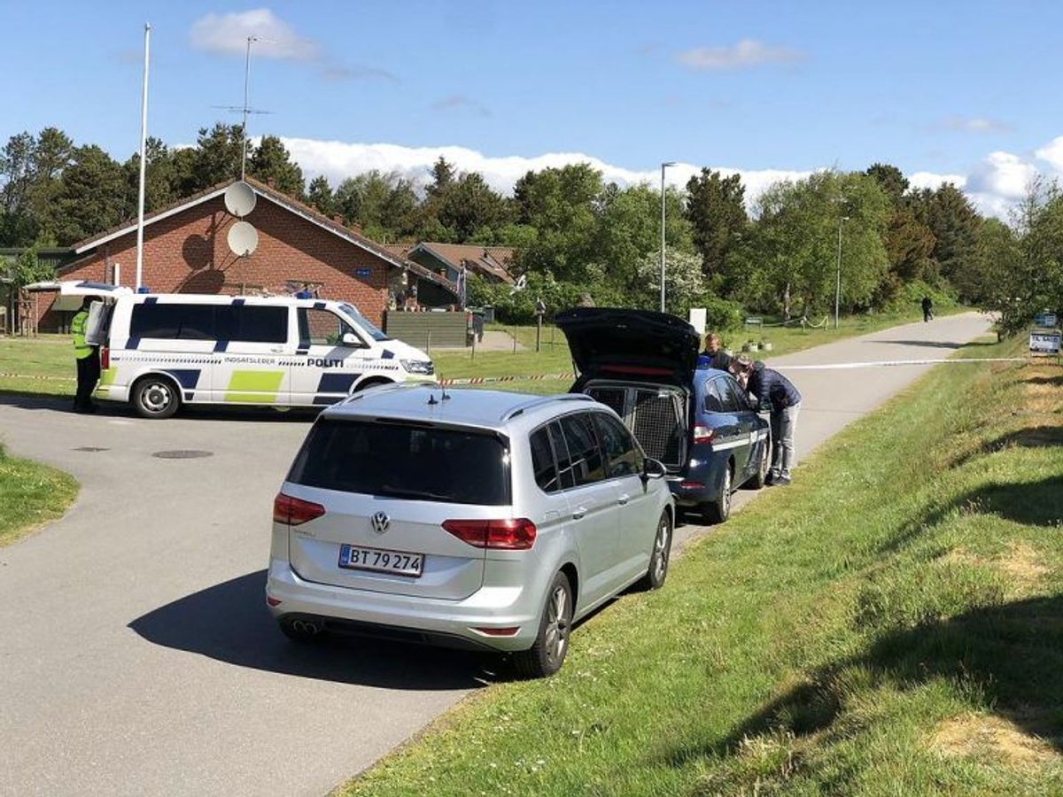 Politiet afspærrede tirsdag et stort område omkring huset i Blåvand. Klik og se flere billeder derfra. (Foto: Scanpix)