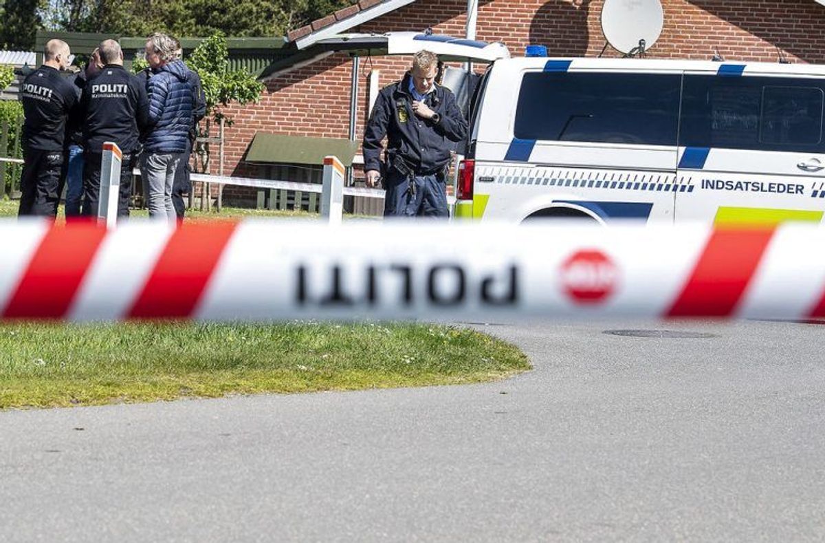 Politiet afspærrede tirsdag et stort område omkring huset i Blåvand. Klik og se flere billeder derfra. (Foto: Scanpix)