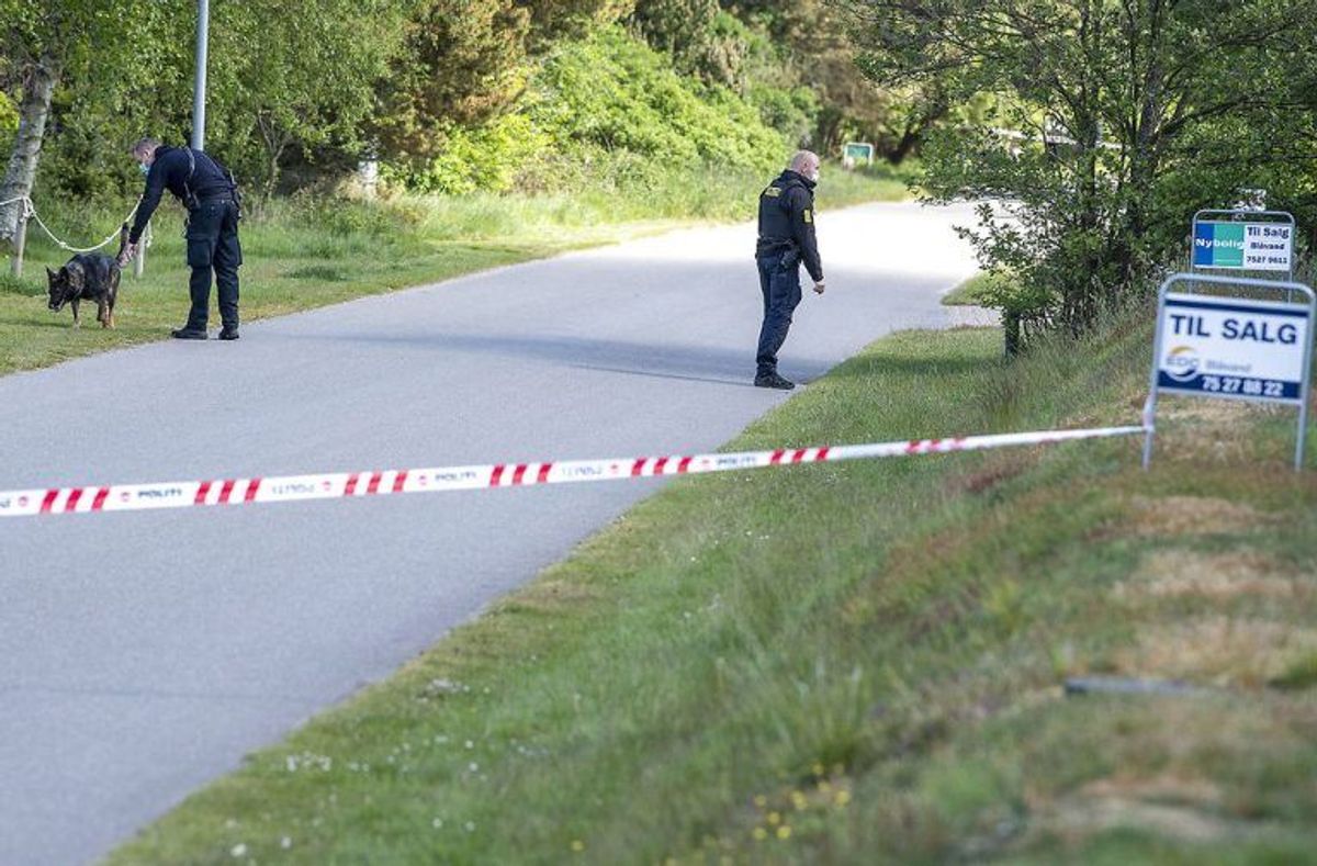 Politiet afspærrede tirsdag et stort område omkring huset i Blåvand. Klik og se flere billeder derfra. (Foto: Scanpix)