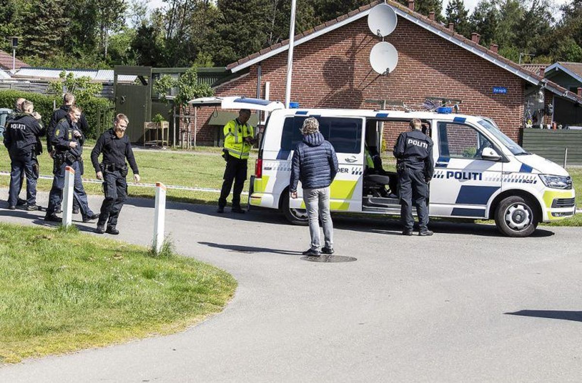 Politiet afspærrede tirsdag et stort område omkring huset i Blåvand. Klik og se flere billeder derfra. (Foto: Scanpix)