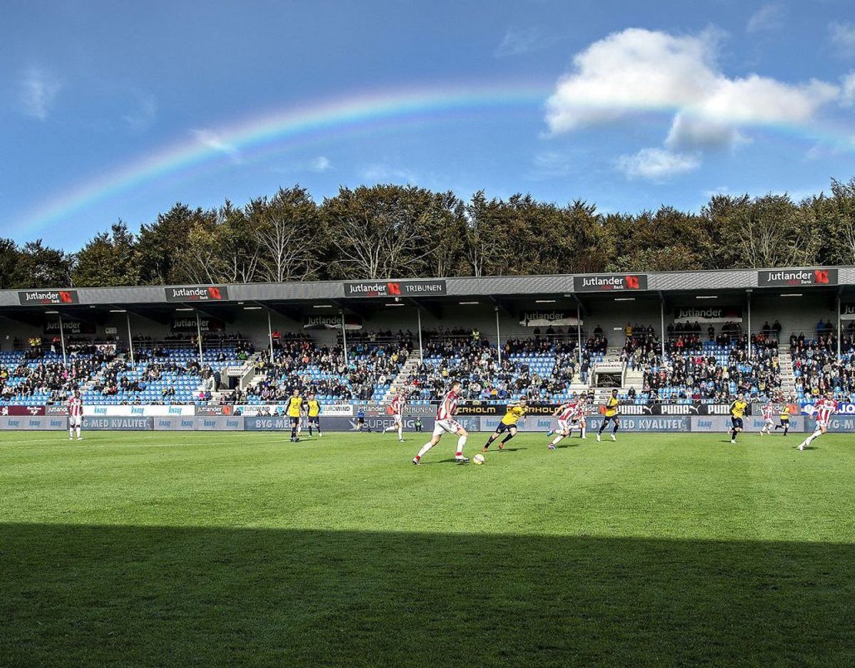 Farverne der ses på regnbuen skyldes brydning af solens lys i vanddråber. Dråberne virker som prismer og afbøjer solens stråler. Foto: Scanpix