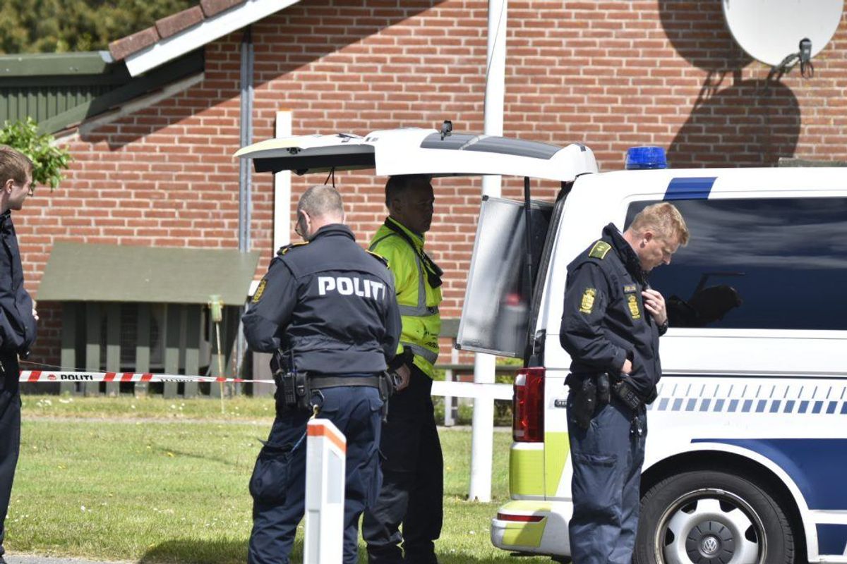 Politiet er tirsdag eftermiddag fortsat massivt til stede bag en omfattende afspærring i Blåvand. KLIK og se flere billeder. Foto: Presse-fotos.dk