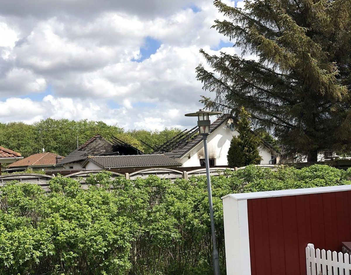 Det er endnu uklart, præcis hvad der er sket – og politiet vil kun omtale branden som mistænkelig. Huset er – som billedet viser – brændt ned. (Foto: John Randeris/Ritzau Scanpix)