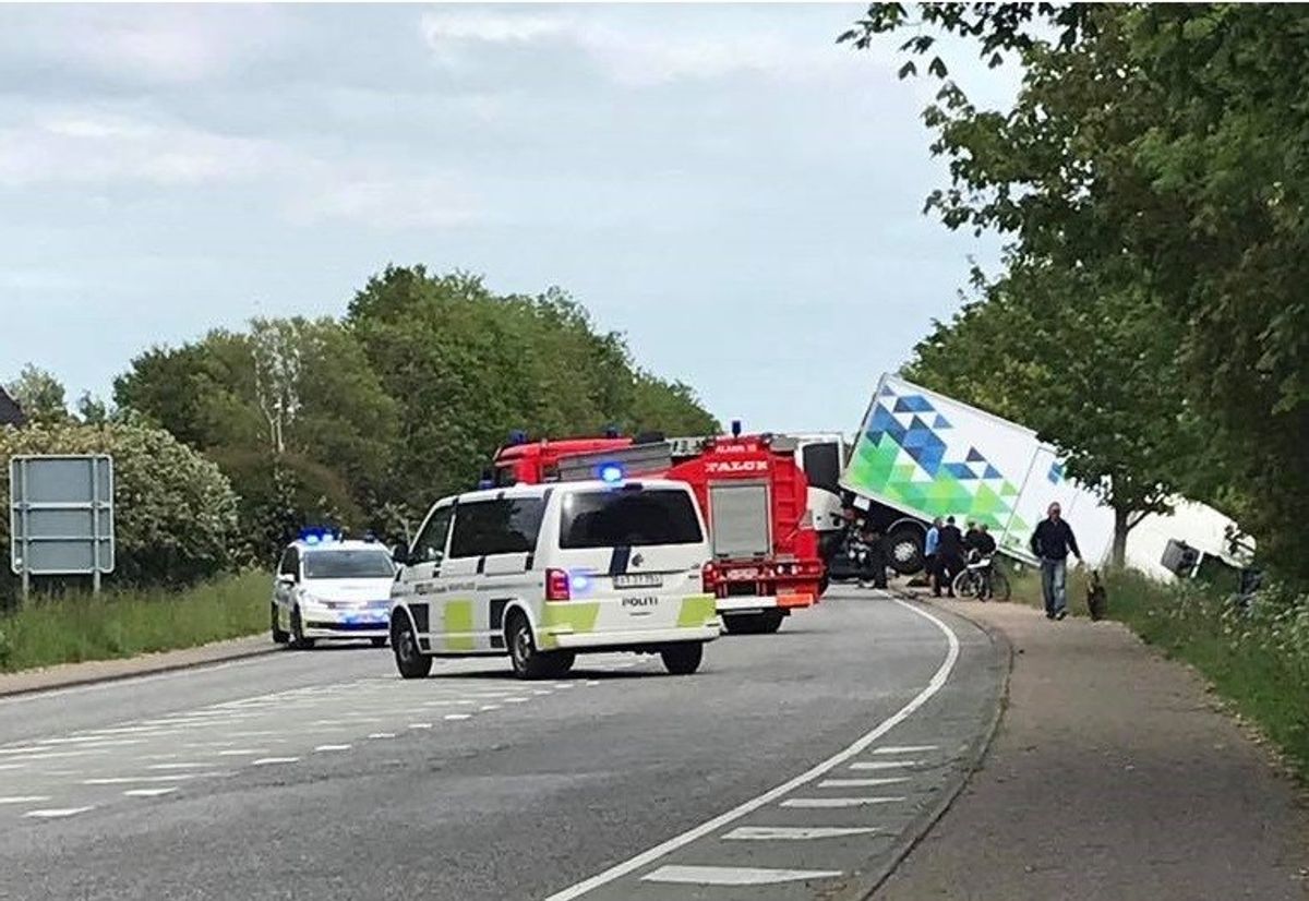 En lastbil kørte i grøften, og nu tyder det på, at der er tale om et sprituheld. Foto: Presse-fotos.dk