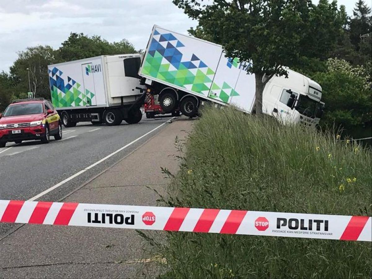 En lastbil kørte i grøften, og nu tyder det på, at der er tale om et sprituheld. KLIK for flere billeder. Foto: Presse-fotos.dk