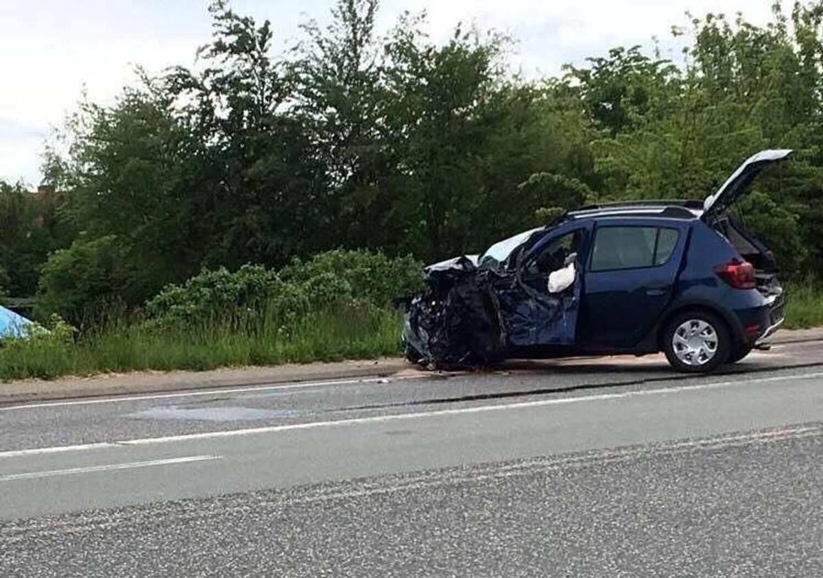 En lastbil kørte i grøften, og nu tyder det på, at der er tale om et sprituheld. KLIK for flere billeder. Foto: Presse-fotos.dk