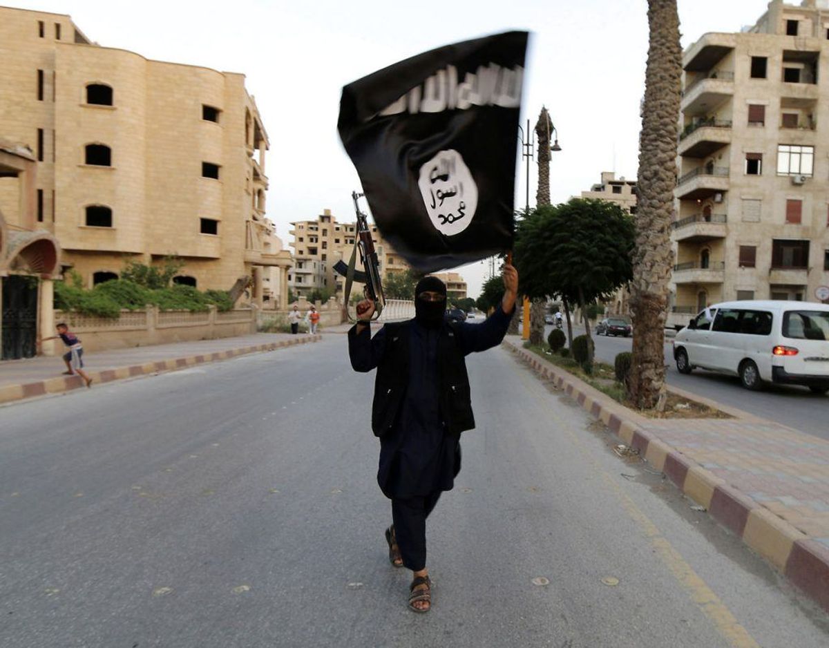 RB PLUS Islamisk Stat taber terræn i både Syrien og Irak- – ARKIVFOTO 2014 af Islamisk Stats flag i Raqqa, Syrien- – Se RB 28/5 2016 16.11. IS vil ligesom al-Qaeda fortsætte angreb mod Vesten, selv om gruppen nedkæmpes i Syrien og Irak, vurderer ekspert. Scanpix . (Foto: STRINGER/Scanpix 2016)