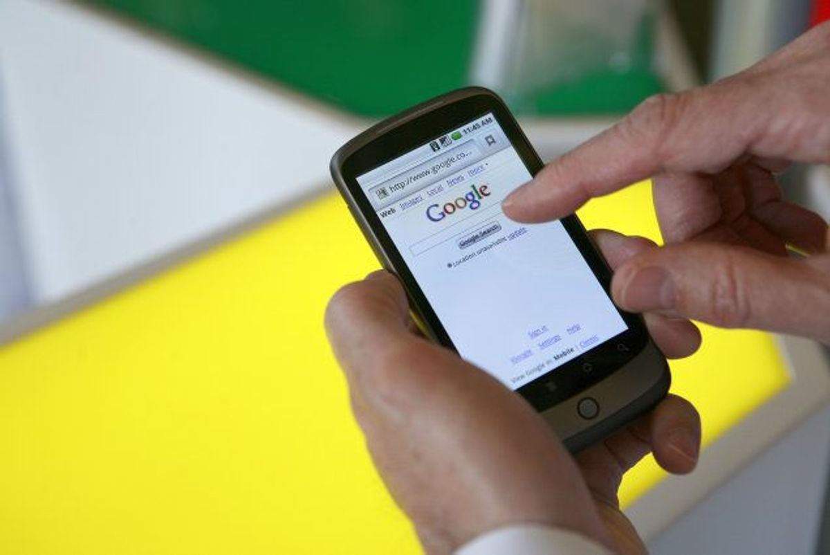 En Google-søgning på symptomer resulterer ofte i råd fra selvbestaltede eksperter frem for egentlige fagfolk. Som patient og forbruger er det svært at gennemskue, om de “gode” råd bygger på fakta eller personlige og muligvis tvivlsomme erfaringer, skriver læge og ph.d. Ida Donkin i sin bog “Sygt eller sundt”. KLIK VIDERE OG SE GODE TIPS TIL, HVORDAN DU FÅR EN EFFEKTIV LÆGETID. (Genrefoto) Foto: Robert Galbraith/Reuters