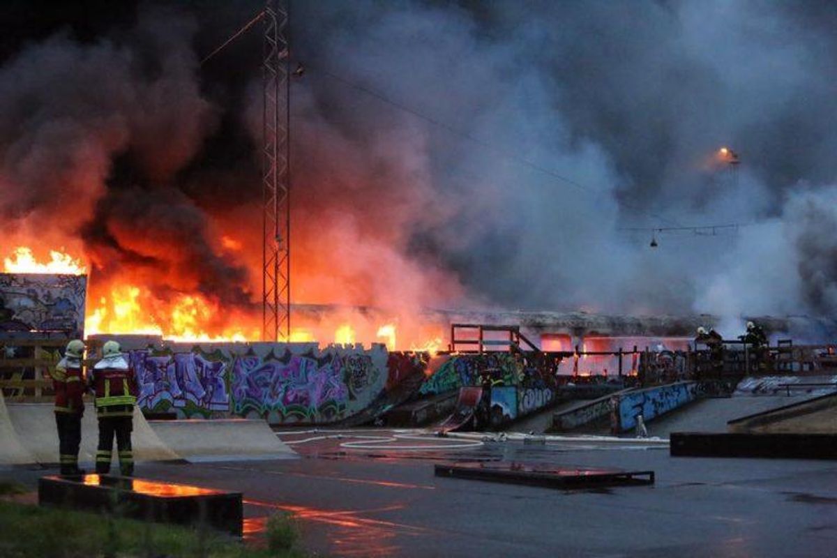 Otte vogne brændte. KLIK VIDERE FOR FLERE BILLEDER. (Foto: Presse-fotos.dk)