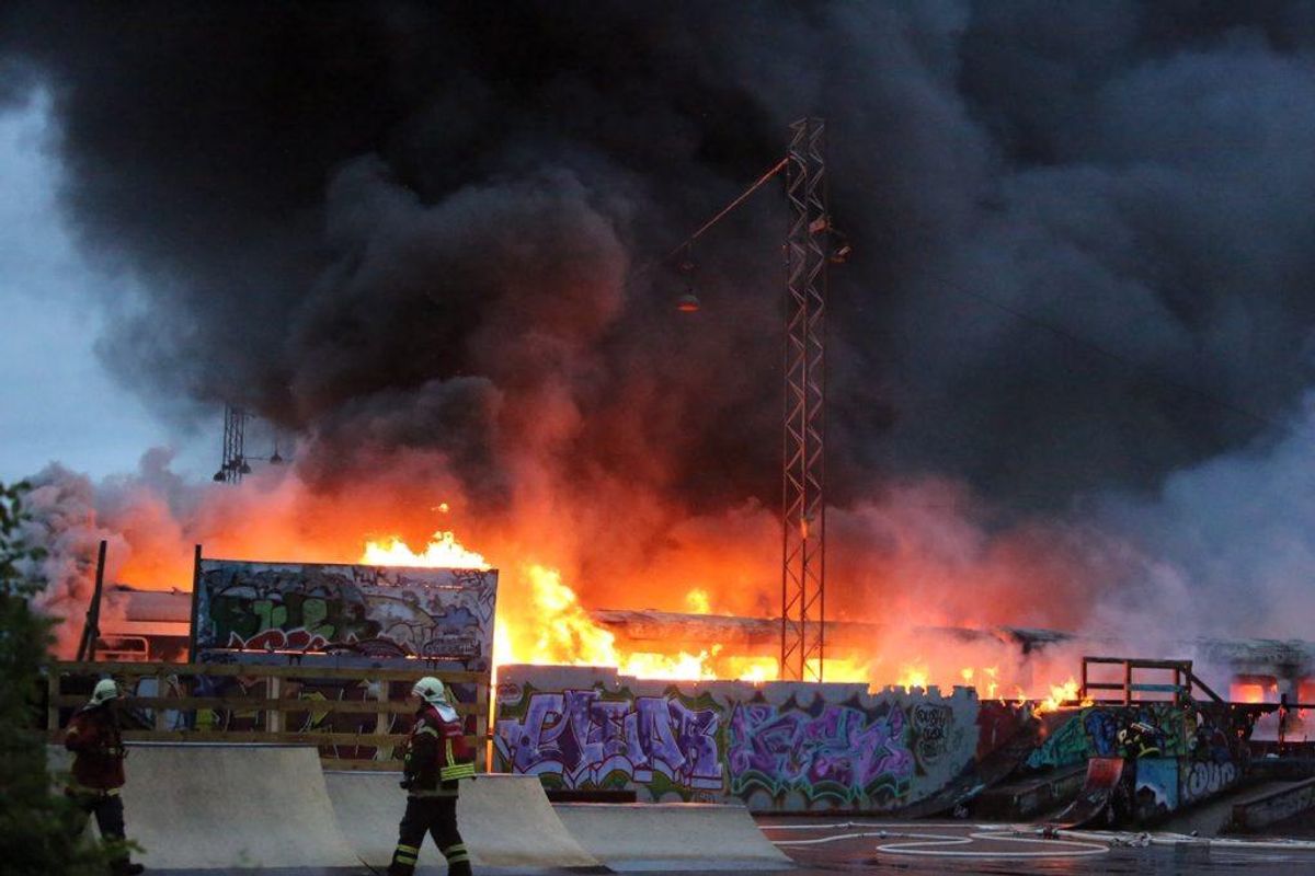 Otte vogne brændte. KLIK VIDERE FOR FLERE BILLEDER. (Foto: Presse-fotos.dk)