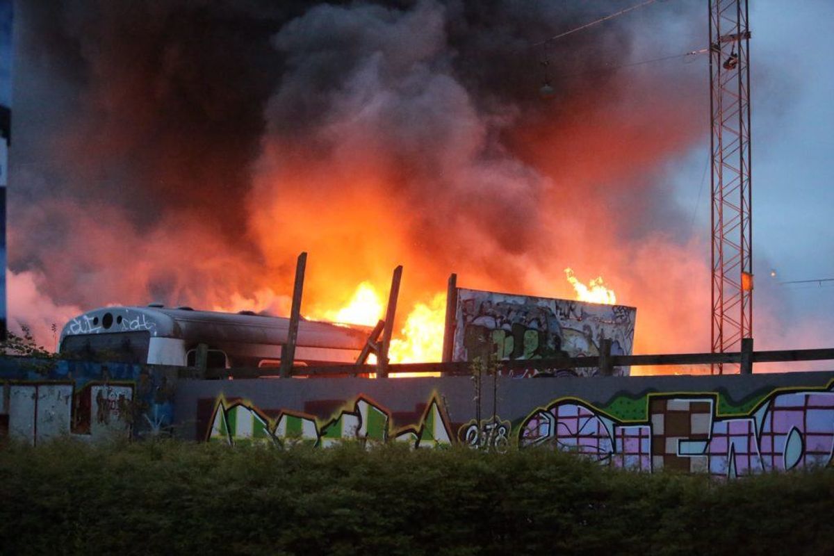 Otte vogne brændte. KLIK VIDERE FOR FLERE BILLEDER. (Foto: Presse-fotos.dk)