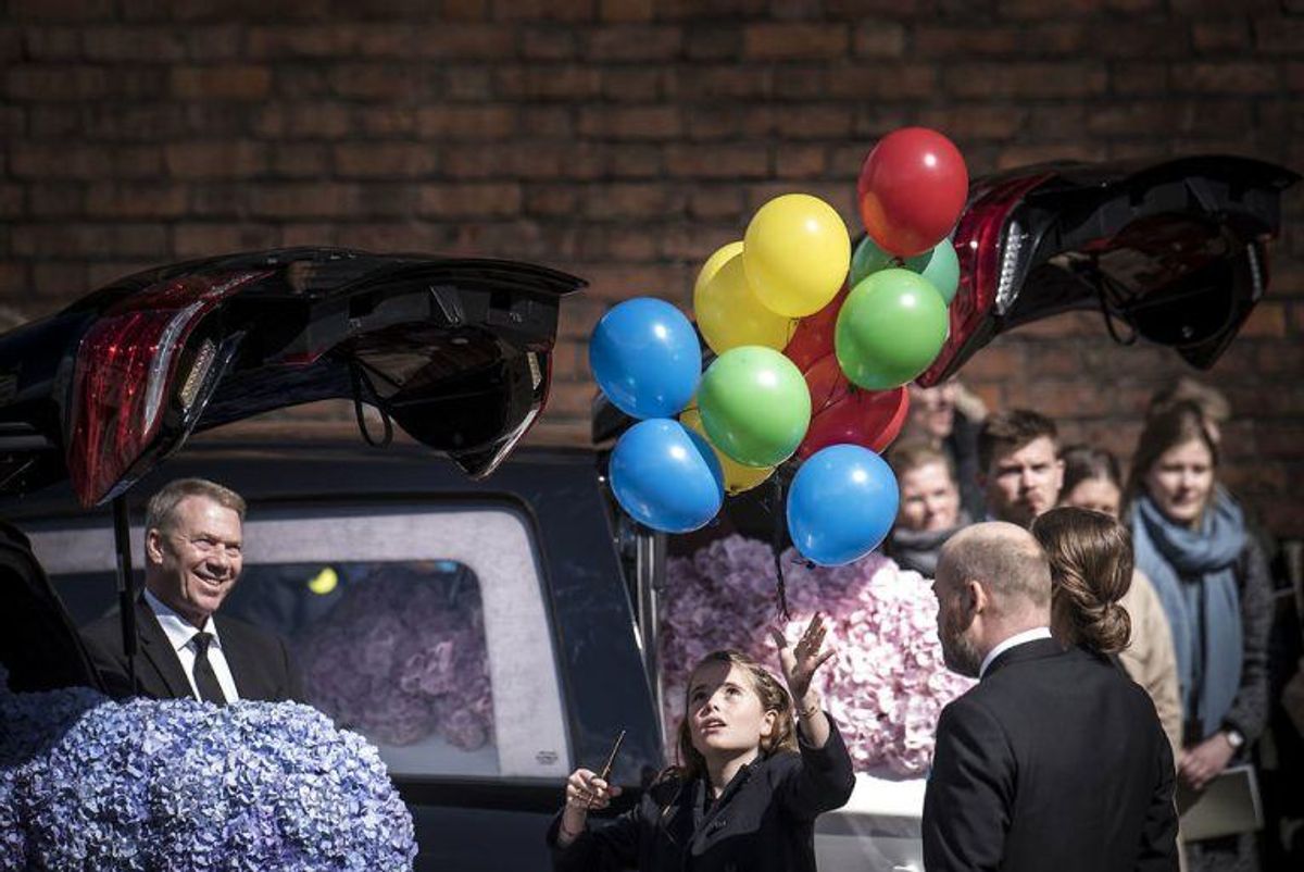 Anne og Anders Holch Povlsen ser deres datter sende balloner afsted udenfor kirken efter begravelsen af de tre danske ofre for terrorangrebet i Sri Lanka fra Aarhus Domkirke i Aarhus, lørdag den 4. maj 2019.De tre omkomne var børn af Anne og Anders Holch Povlsen. Begravelsen sker fra Aarhus Domkirke med deltagelse af Kronprinsfamilien og Statsministeren. (Foto: Mads Claus Rasmussen/Scanpix 2019)