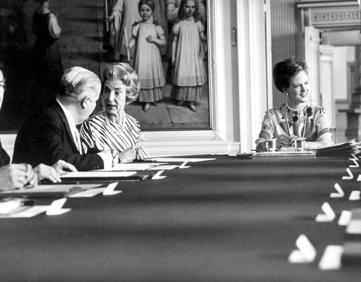 I et statsrådsmøde d. 7. juni 1972 skriver dronning Ingrid, der her sidder mellem Dronning Margrethe og daværende udenrigsminister Per Hækkerup, under på, at hun vil holde grundloven. Dronning Ingrid kan efterfølgende være rigsforstander, og det er dermed første gang, en rigsforstander hentes uden for kredsen af tronarvinger, og det er den mest udsøgte hædersbevisning, det danske samfund kan give Dronning Ingrid. Foto: Scanpix
