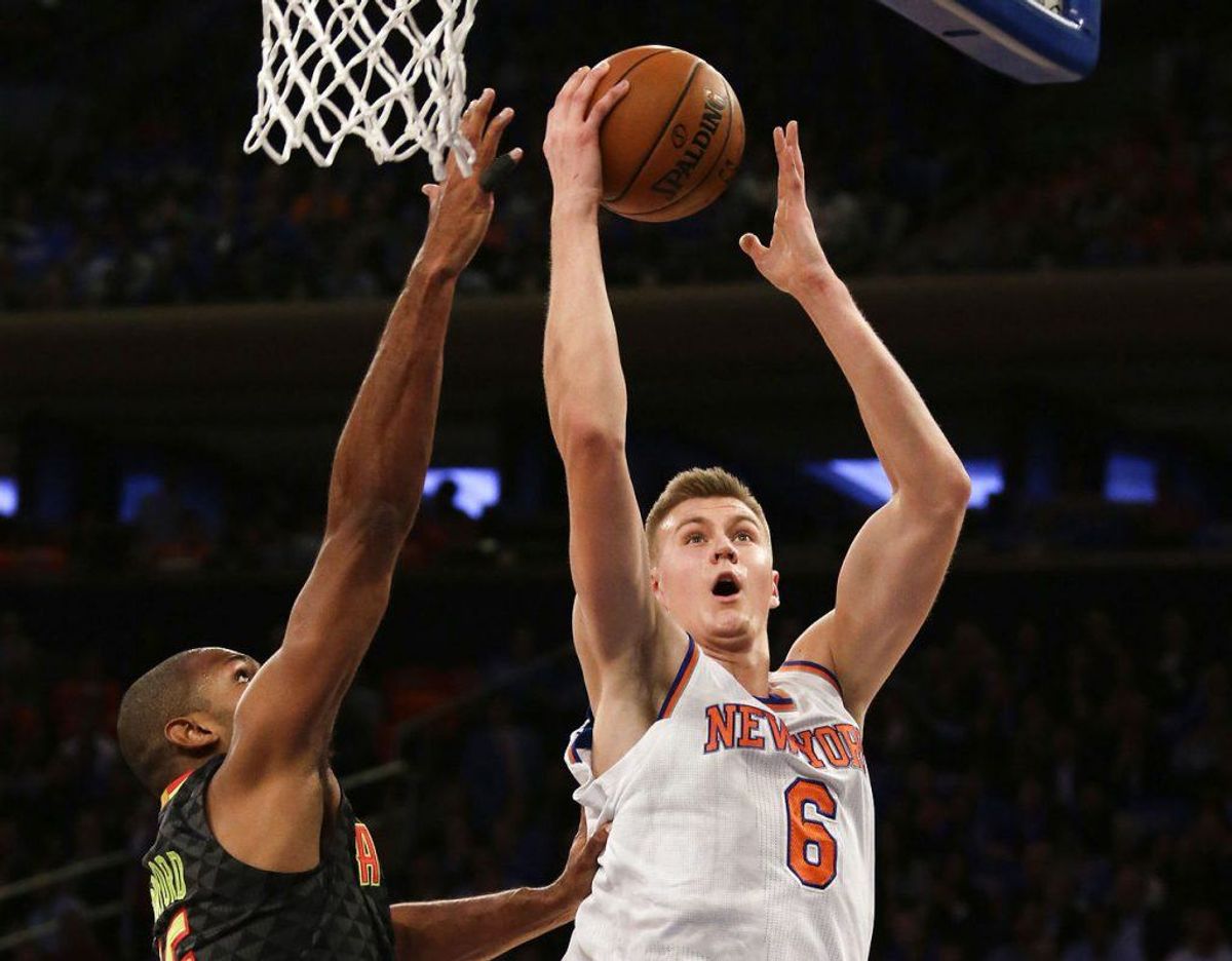 Her ses Kristaps Porzingis i den hvide New York-trøje i en kamp. Foto: Scanpix