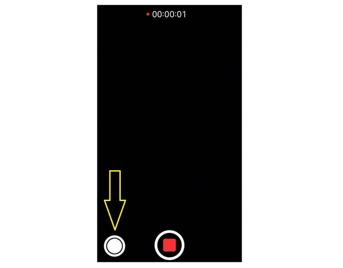 Man kan desuden nemt tage billeder, mens man optager video på iPhonen. Man skal bare trykke på den hvide knap til venstre som vist på billedet, mens man optager videoen. Kilde: Reader’s Digest. Foto: Newsbreak.dk.