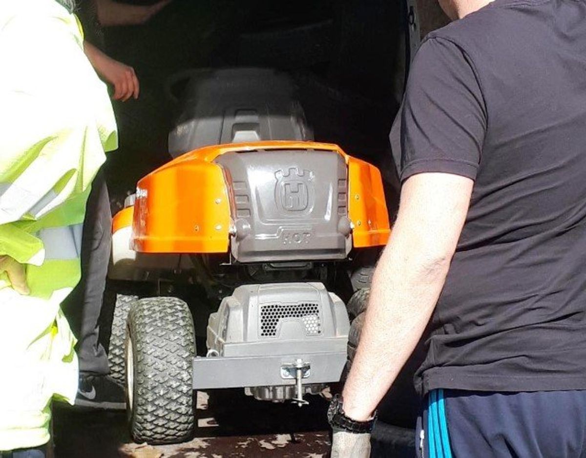 En af de større fangster var en stjålen havetraktor, der blev fundet i bagagerummet af en varevogn. Foto: Syd- og Sønderjyllands Politi