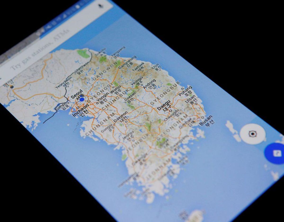 Sidst, men bestemt ikke mindst kan du begrænse brugen af lokalitetstjenester. Dette er en stor strømsluger, som også anvender mobilens RAM.
Som udgangspunkt har rigtig mange apps adgang til dine GPS data, og du bør gennemgå listen, så du selv bestemmer hvilke apps, der har adgang til hvor du færdes.
På iPhones kan du gøre det her: Indstillinger > Anonymitet > Lokalitetstjenester. Foto: Scanpix / Kilde: Netkablet.dk