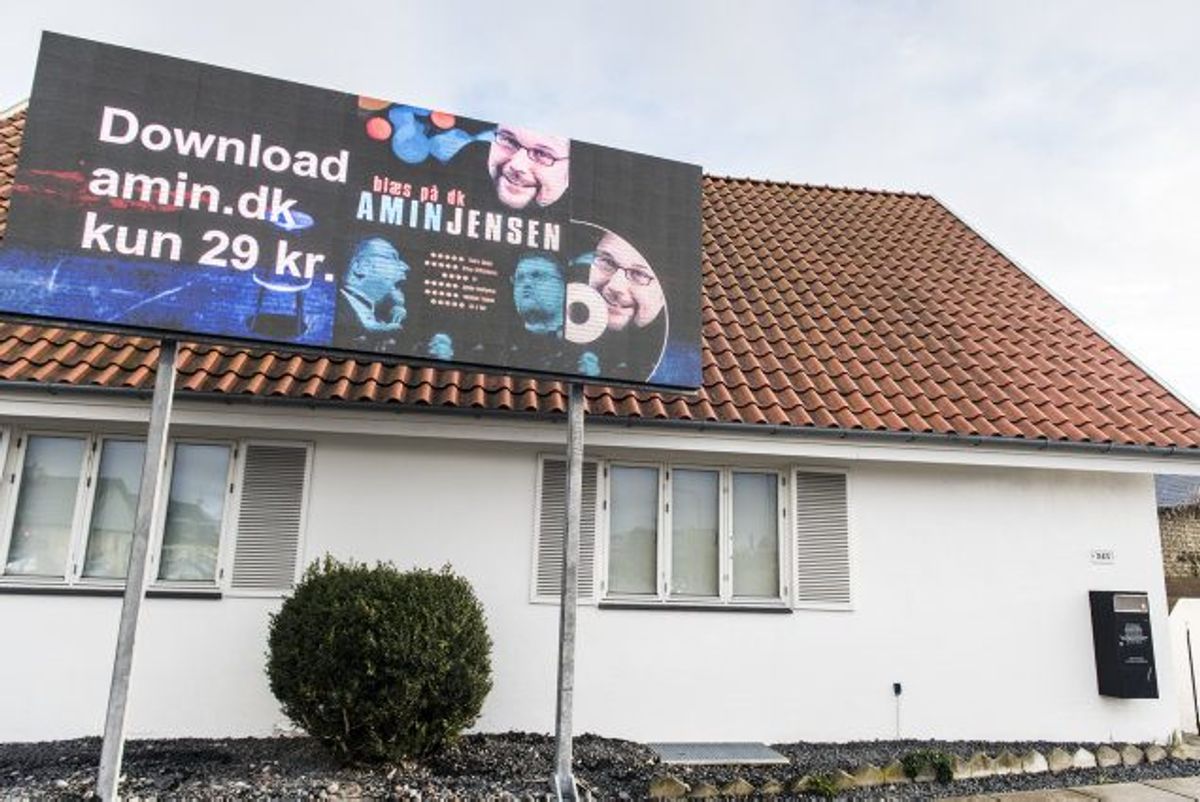 Et cirka 9,6 kvadratmeter stort lysskilt er sat op foran komiker og entertainer Amin Jensens hjem. Han nægter at tage det ned, men det skal han, har Retten i Glostrup onsdag bestemt. (Arkivfoto). Foto: Ida Marie Odgaard/Scanpix