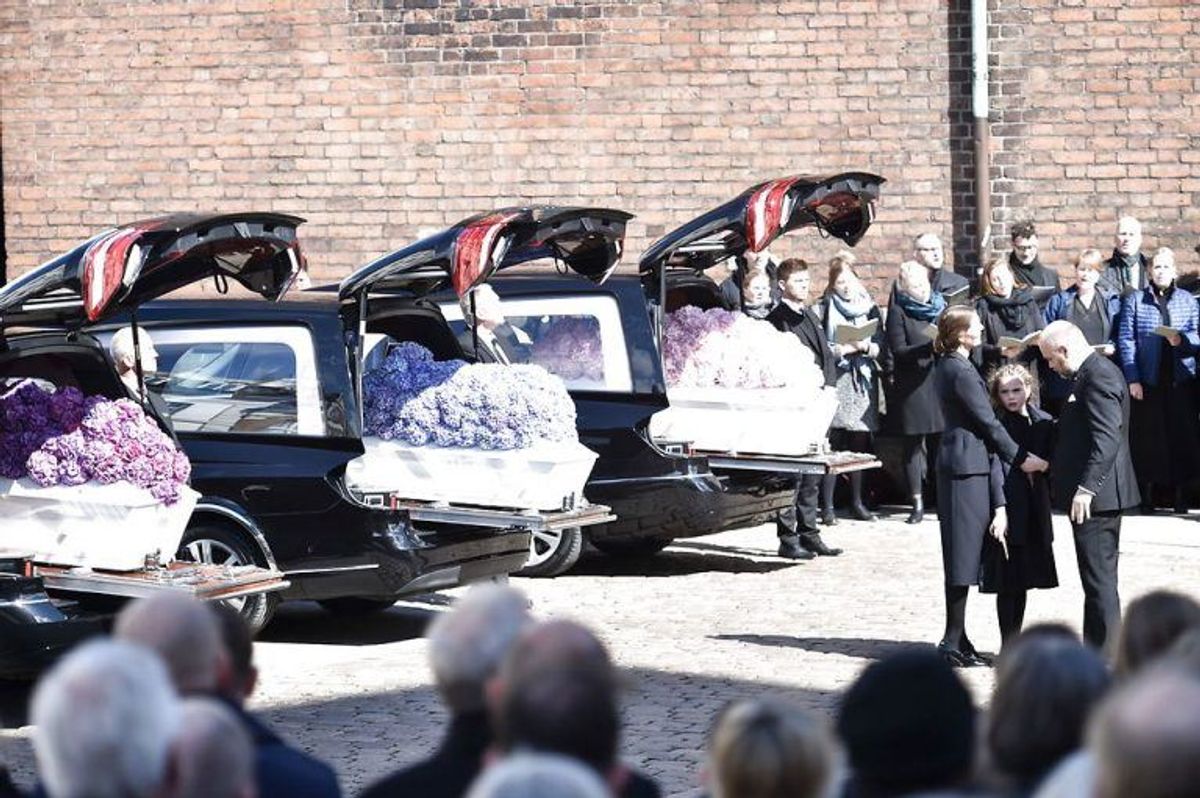 Kendte, venner, bekendte og massevis af danskere mødte op for at vise sympati for Bestseller-familien. KLIK VIDERE FOR FLERE BILLEDER. Foto: Scanpix