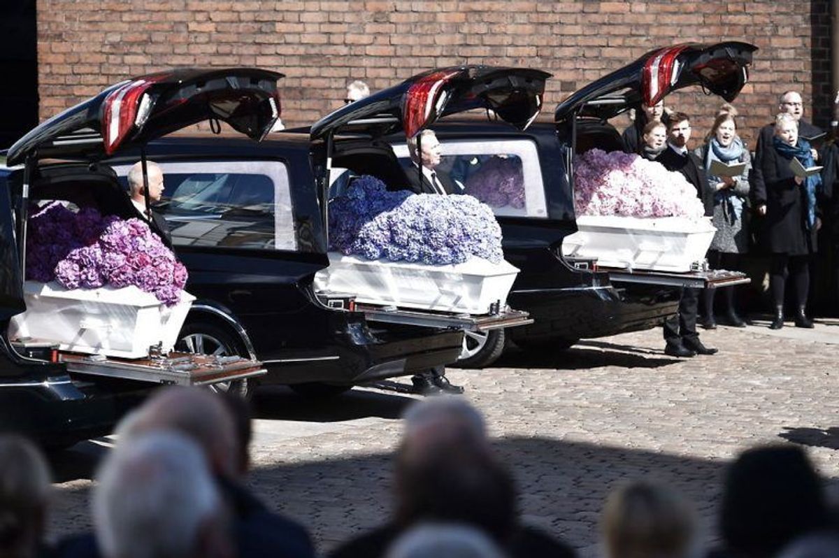 Kendte, venner, bekendte og massevis af danskere mødte op for at vise sympati for Bestseller-familien. KLIK VIDERE FOR FLERE BILLEDER. Foto: Scanpix