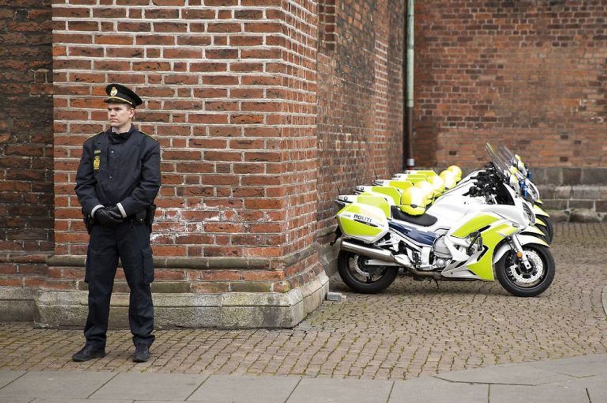 Politi på arbejde ved Domkirken i Aarhus, lørdag den 4. maj 2019. Lørdag begraves de tre danske ofre for terrorangrebet i Sri Lanka.De tre omkomne var børn af Anne og Anders Holch Povlsen. Begravelsen sker fra Aarhus Domkirke med deltagelse af Kronprinsfamilien og Statsministeren.. (Foto: Mikkel Berg Pedersen/Ritzau Scanpix)