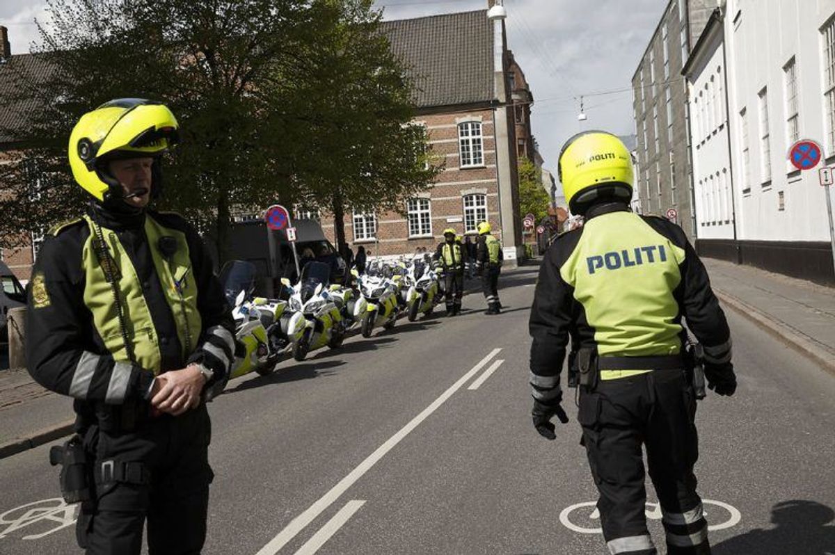 Politi på arbejde i Aarhus lørdan den 4. maj 2019. Lørdag begraves de tre danske ofre for terrorangrebet i Sri Lanka.De tre omkomne var børn af Anne og Anders Holch Povlsen. Begravelsen sker fra Aarhus Domkirke med deltagelse af Kronprinsfamilien og Statsministeren.. (Foto: Mikkel Berg Pedersen/Ritzau Scanpix)