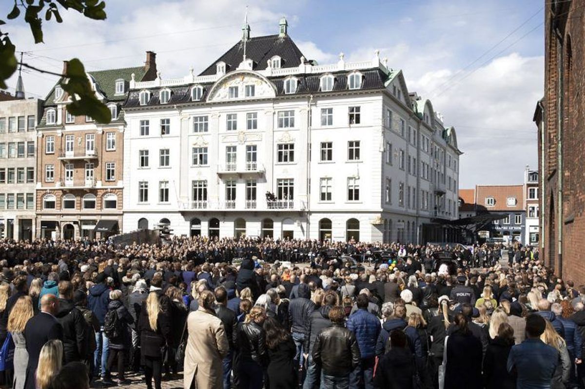 Kisterne bæres ud på storetorv i Aarhus , lørdag den 4. maj 2019. Lørdag begraves de tre danske ofre for terrorangrebet i Sri Lanka.De tre omkomne var børn af Anne og Anders Holch Povlsen. Begravelsen sker fra Aarhus Domkirke med deltagelse af Kronprinsfamilien og Statsministeren.. (Foto: Mikkel Berg Pedersen/Ritzau Scanpix)