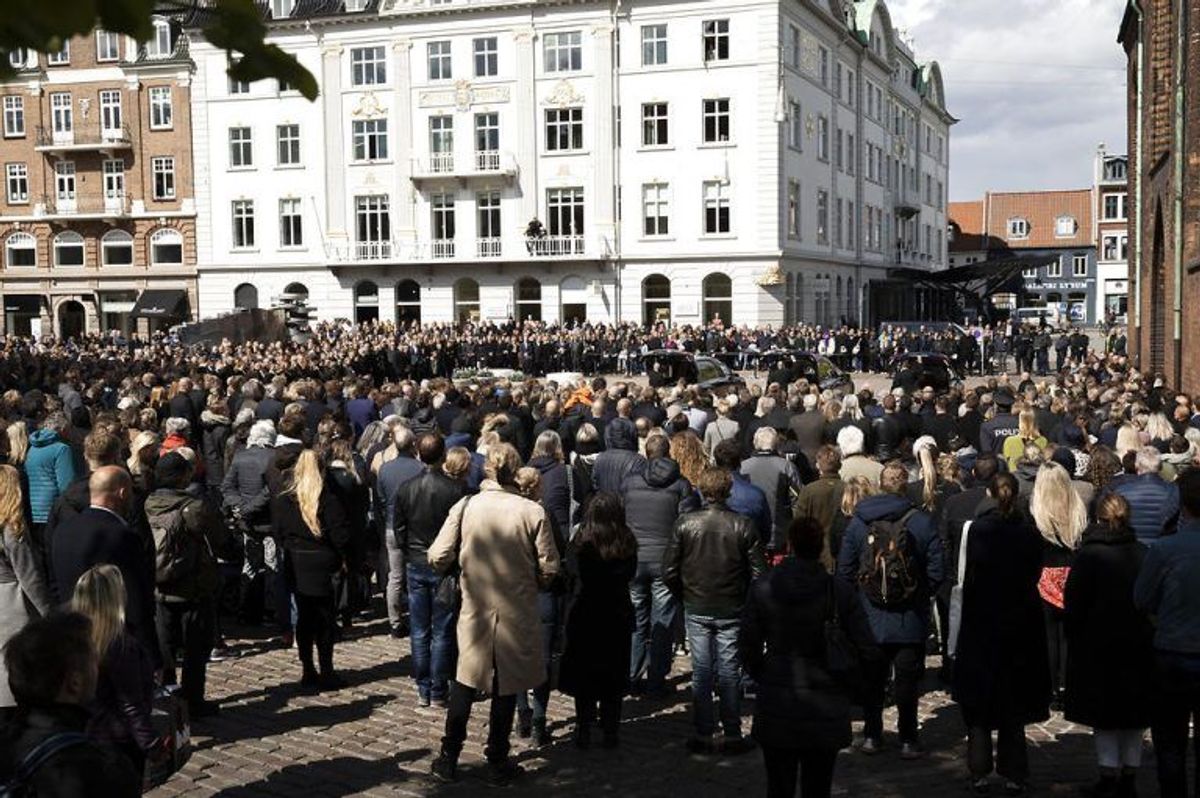 Kendte, venner, bekendte og massevis af danskere mødte op for at vise sympati for Bestseller-familien. KLIK VIDERE FOR FLERE BILLEDER. Foto: Scanpix