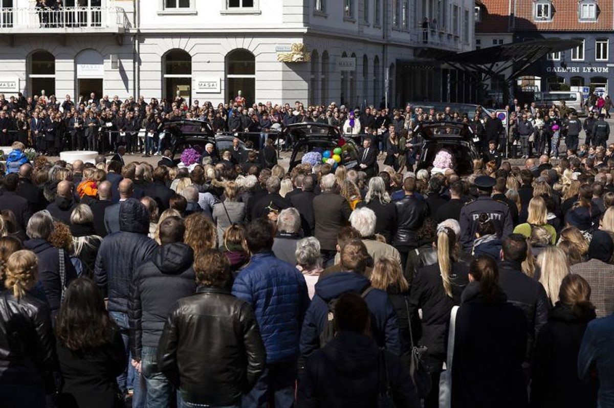 Kisterne bæres ud på storetorv i Aarhus , lørdag den 4. maj 2019. Lørdag begraves de tre danske ofre for terrorangrebet i Sri Lanka.De tre omkomne var børn af Anne og Anders Holch Povlsen. Begravelsen sker fra Aarhus Domkirke med deltagelse af Kronprinsfamilien og Statsministeren.. (Foto: Mikkel Berg Pedersen/Ritzau Scanpix)