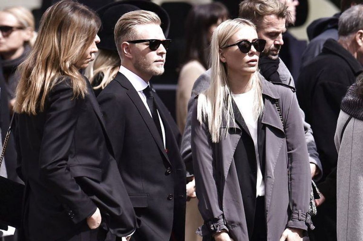 Kendte, venner, bekendte og massevis af danskere mødte op for at vise sympati for Bestseller-familien. KLIK VIDERE FOR FLERE BILLEDER. Foto: Scanpix