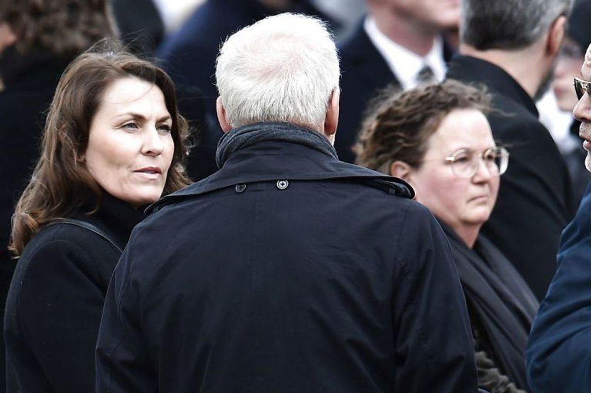 Kendte, venner, bekendte og massevis af danskere mødte op for at vise sympati for Bestseller-familien. KLIK VIDERE FOR FLERE BILLEDER. Foto: Scanpix