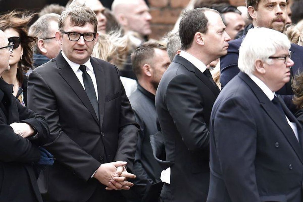Kendte, venner, bekendte og massevis af danskere mødte op for at vise sympati for Bestseller-familien. KLIK VIDERE FOR FLERE BILLEDER. Foto: Scanpix