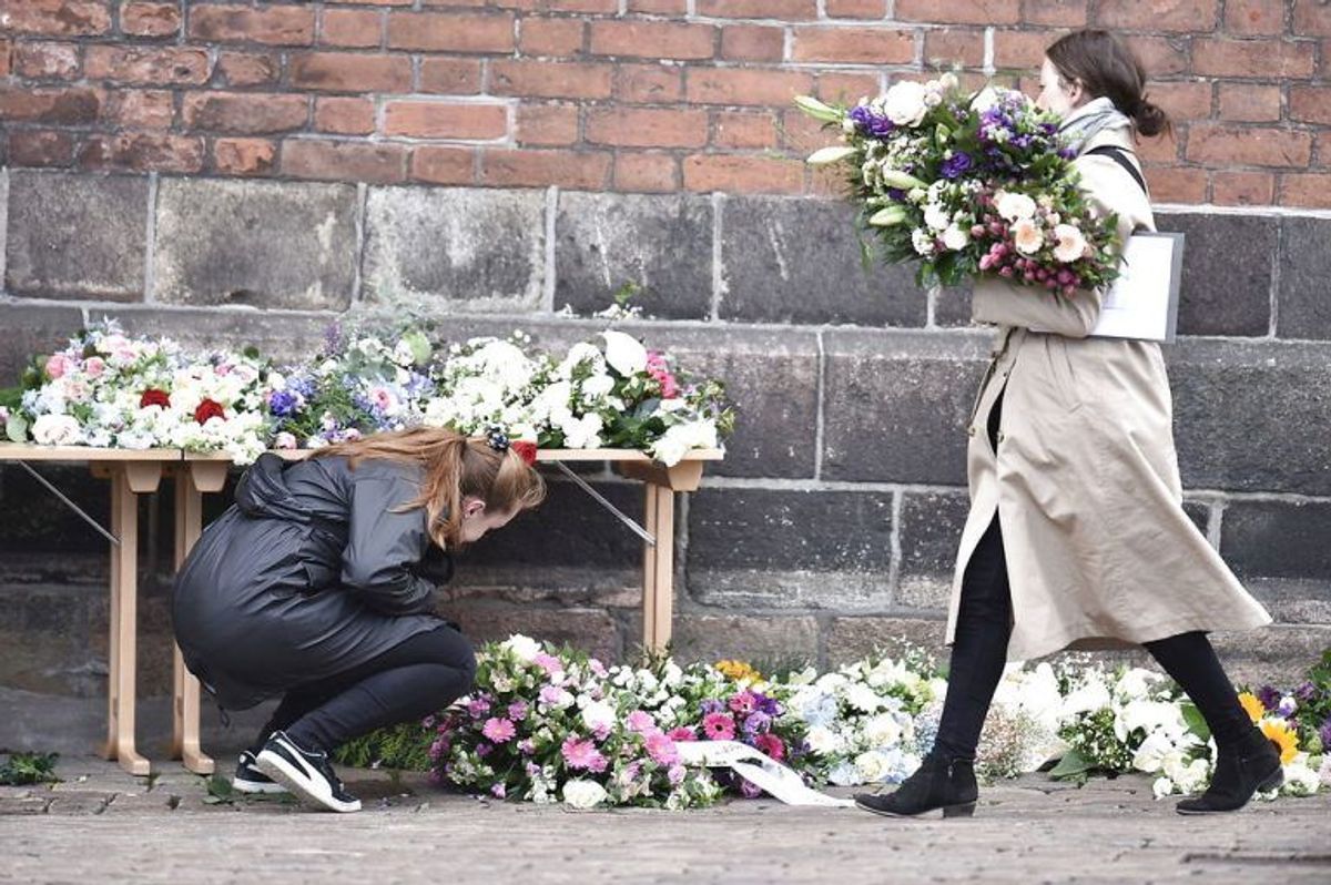 Kendte, venner, bekendte og massevis af danskere mødte op for at vise sympati for Bestseller-familien. KLIK VIDERE FOR FLERE BILLEDER. Foto: Scanpix