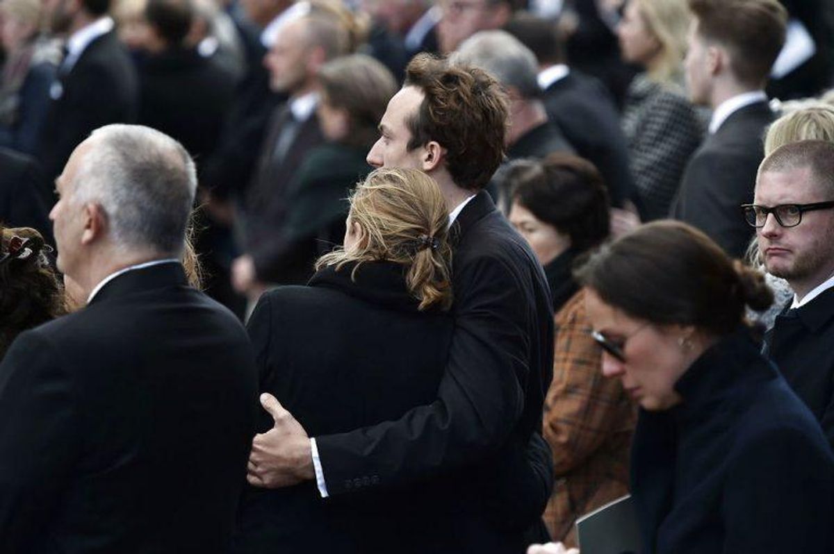 Kendte, venner, bekendte og massevis af danskere mødte op for at vise sympati for Bestseller-familien. KLIK VIDERE FOR FLERE BILLEDER. Foto: Scanpix